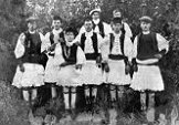 1930: Γάμος. Οικογένεια Τζελέπη Ευάγγελου του Αντωνίου. Πεθελινό Σερρών. Συμπεθεριακό στην Ανατολική Μακεδονία φορώντας πουκάμισο με πέντε σειρές κουμπιά, φουστανέλα και κάλτσες.
