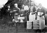 1935: Οικογένεια Τσαούση Νικόλαου του Γεωργίου Πατρίκι Σερρών. Τυροκόμοι στο τυροκομείο - μπατζιό με τα κασέρια τα λεγόμενα κασκαβάλια.